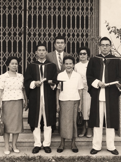 ภาพที่ระลึกในชุดครุย