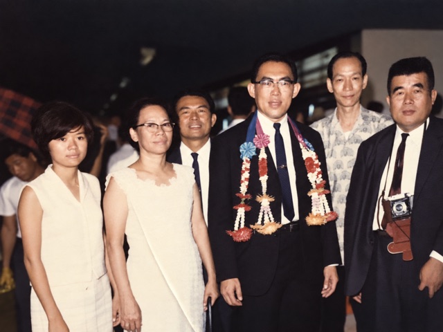 ภาพที่ระลึกพร้อมพวงมาลัย