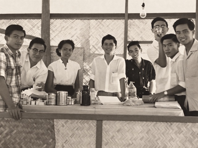 ภาพหมู่ภายในอาคารไม้