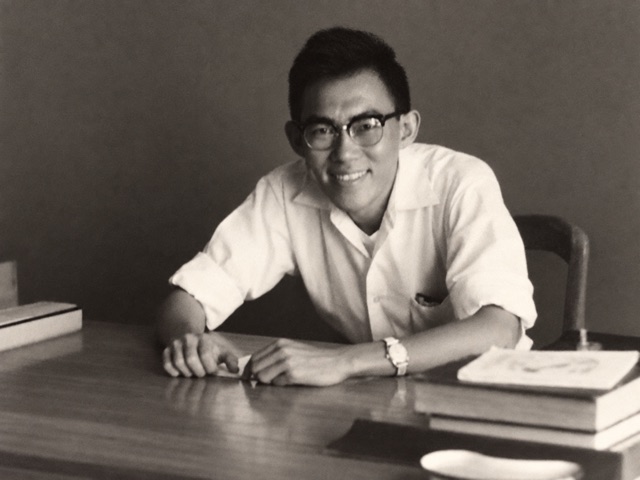 นั่งทำงานที่โต๊ะ
