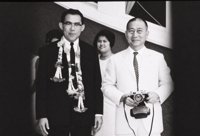 ภาพที่ระลึกพร้อมพวงมาลัย