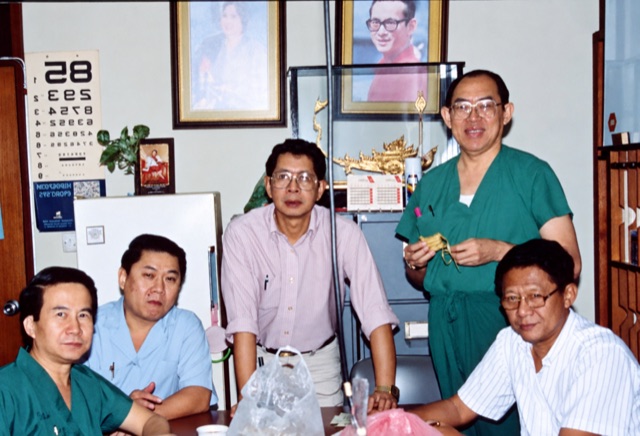 ภาพหมู่ในห้องทำงาน