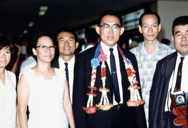 ภาพที่ระลึกพร้อมพวงมาลัย